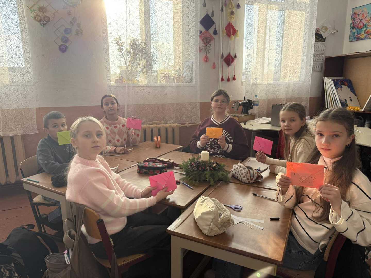На уроці образотворчого мистецтва учні 5 класу разом із Запісоцькою К. Д. писали листи до Святого Миколая.