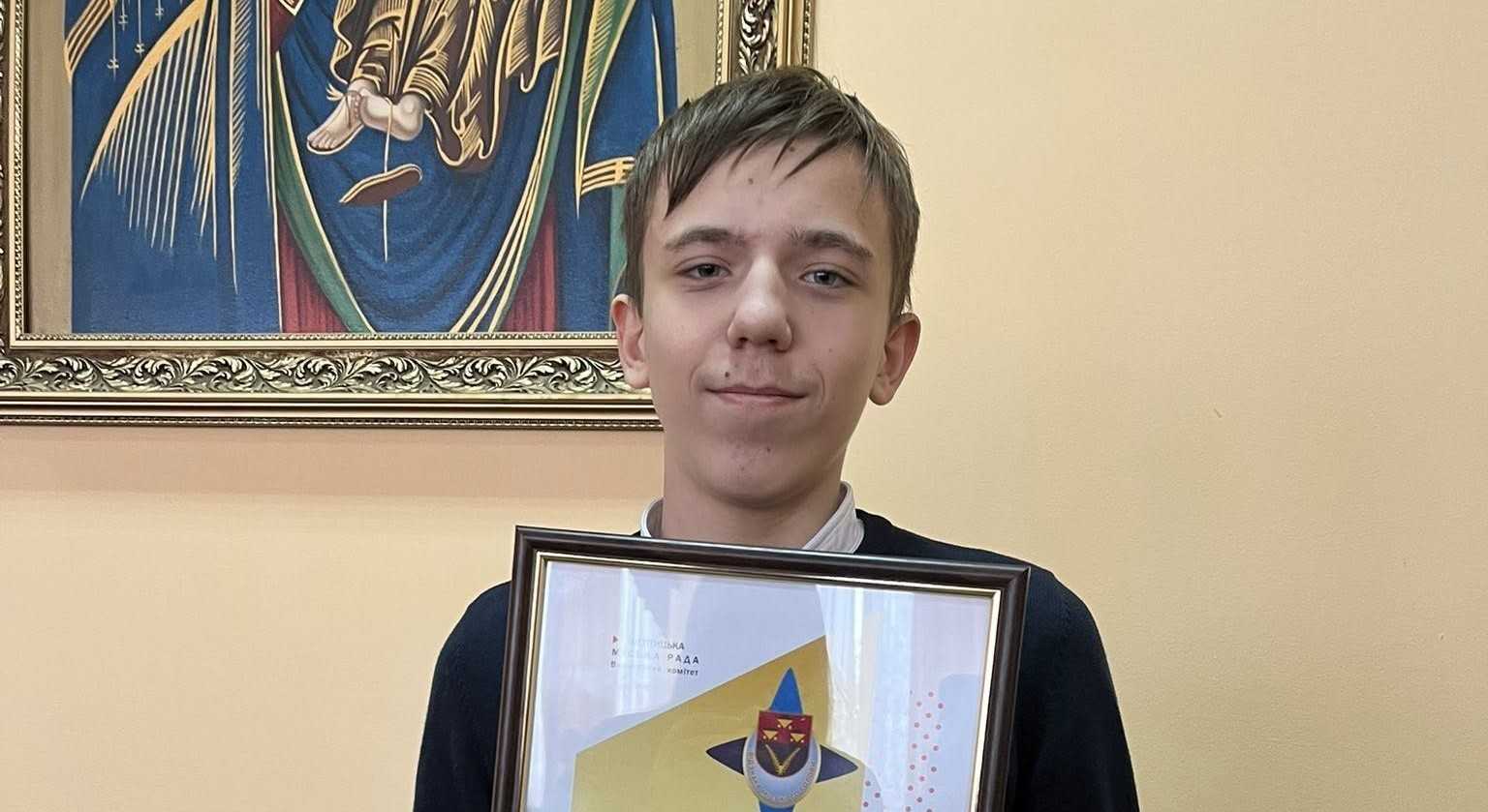 Вітаємо Олександра Гриніва,   учня 8-В класу, який наполегливою працею, силою волі та відданістю спорту здобув почесне звання  майстра спорту України з дарсту.