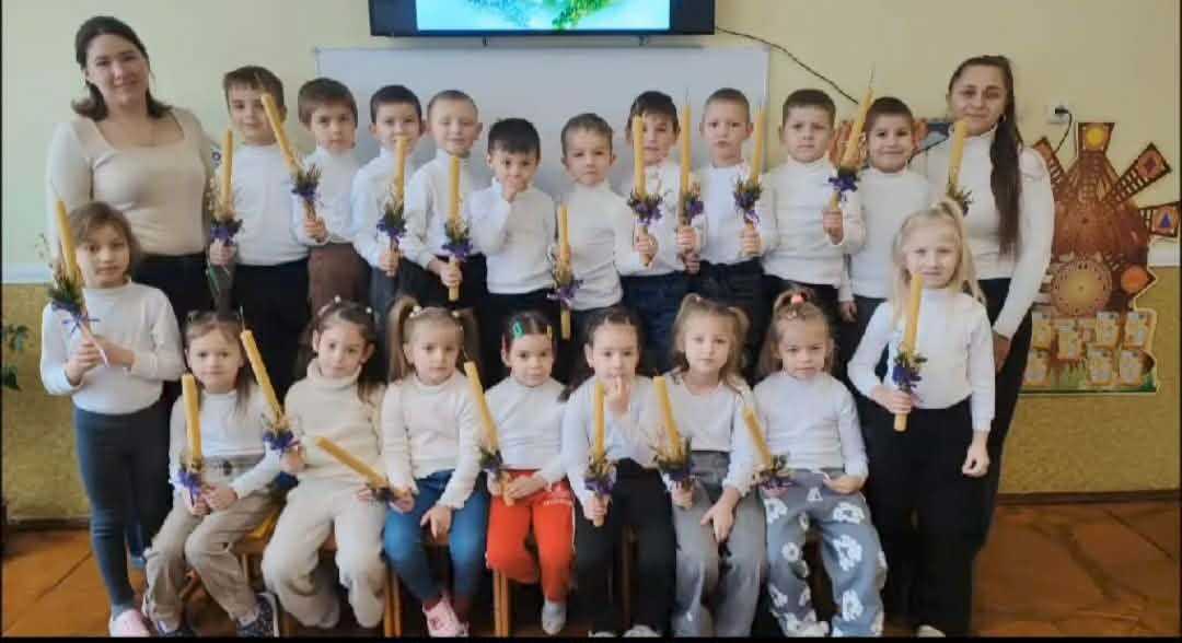 Дошкільнята старшої групи №3 в творчій атмосфері виготовили стрітенську свічку та знайомились з традиціями Стрітення (Півоварчук Д., Курята О.)