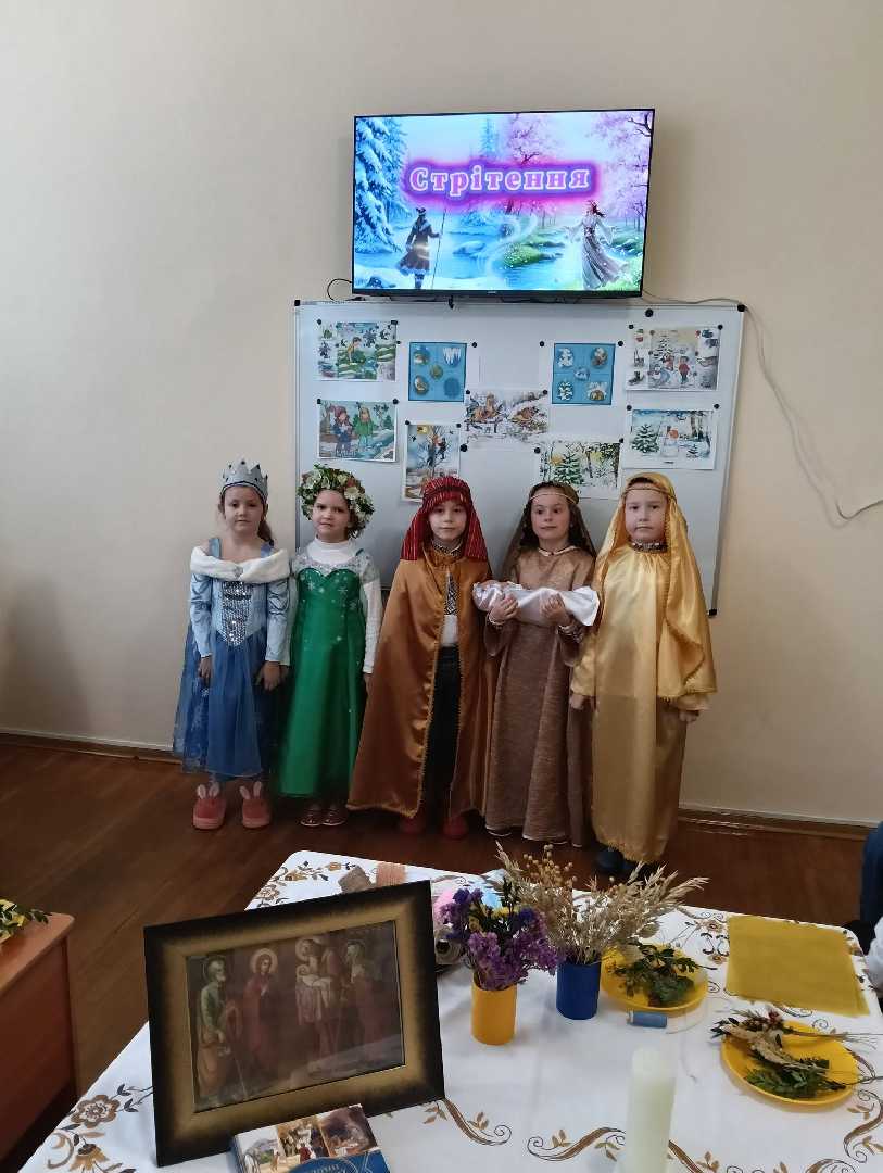 В старшій групі №1 відбувся родинний майстер-клас з виготовлення стрітенської свічки (педагоги: Наталя Мельничук, Ірина Гузовська)