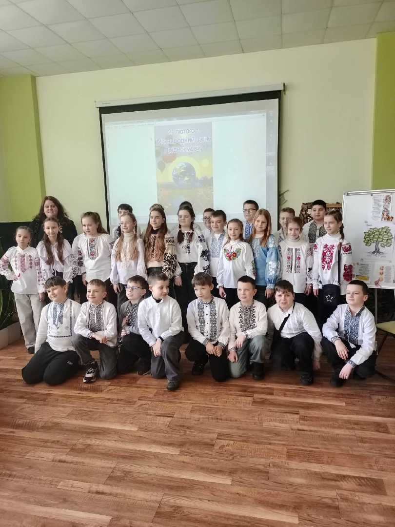 Коли мова розквітає в серцях: магічна зустріч 4-В у бібліотеці.