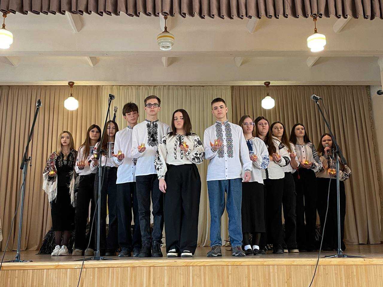 «Чотири роки незламності»: пам’ятний захід дев’ятикласників до річниці повномасштабного вторгнення.