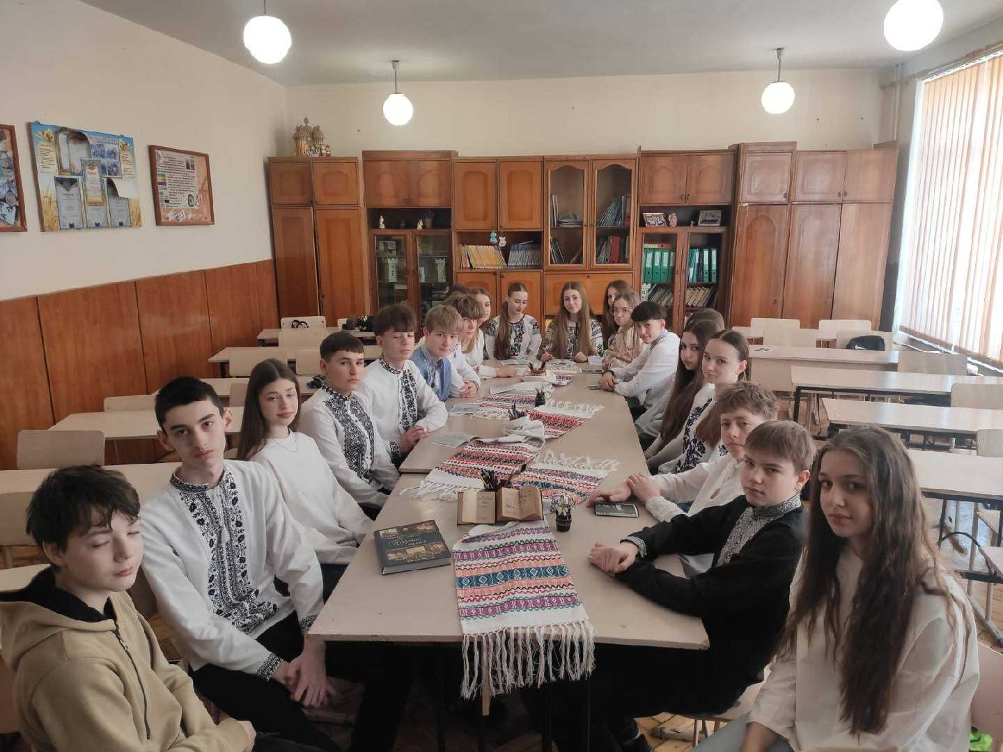 «Захалявна книжка»: як дев’ятикласники розшифровували рукописні скарби Кобзаря.