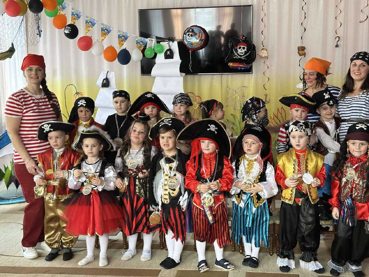 В молодшій групі 6 пройшла спортивно-розважальна Піратська вечірка за участю дітей та батьків (вихователі Гнатів О.Д., Клим О.С., інструктор з фізкульткри Васюк О.А.)