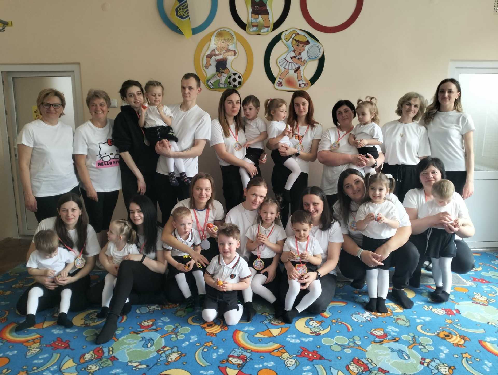 В інклюзивній групі раннього віку №7 відбулась фізкультурна розвага «Щасливі разом» (інструктор з фізкультури Олена Васюк, вихователь Галина Данчук, асистент вихователя Ольга Данчук))