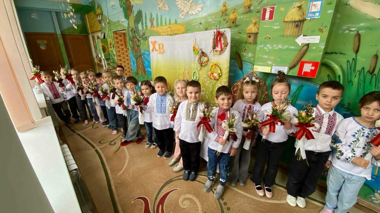 Вихованці старшої групи №3 разом з вихователем Оленою Курятою прикрасили традиційну вербову лозу, яку понесуть освячувати в неділю до храму. 