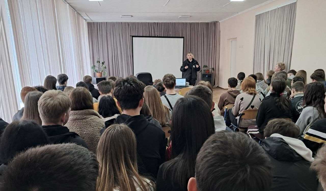 Зустріч з Панасюк І. С., начальником сектору ювенальної превенції,   щодо протидії залучення підлітків  до терористичної діяльності, кібербулінгу