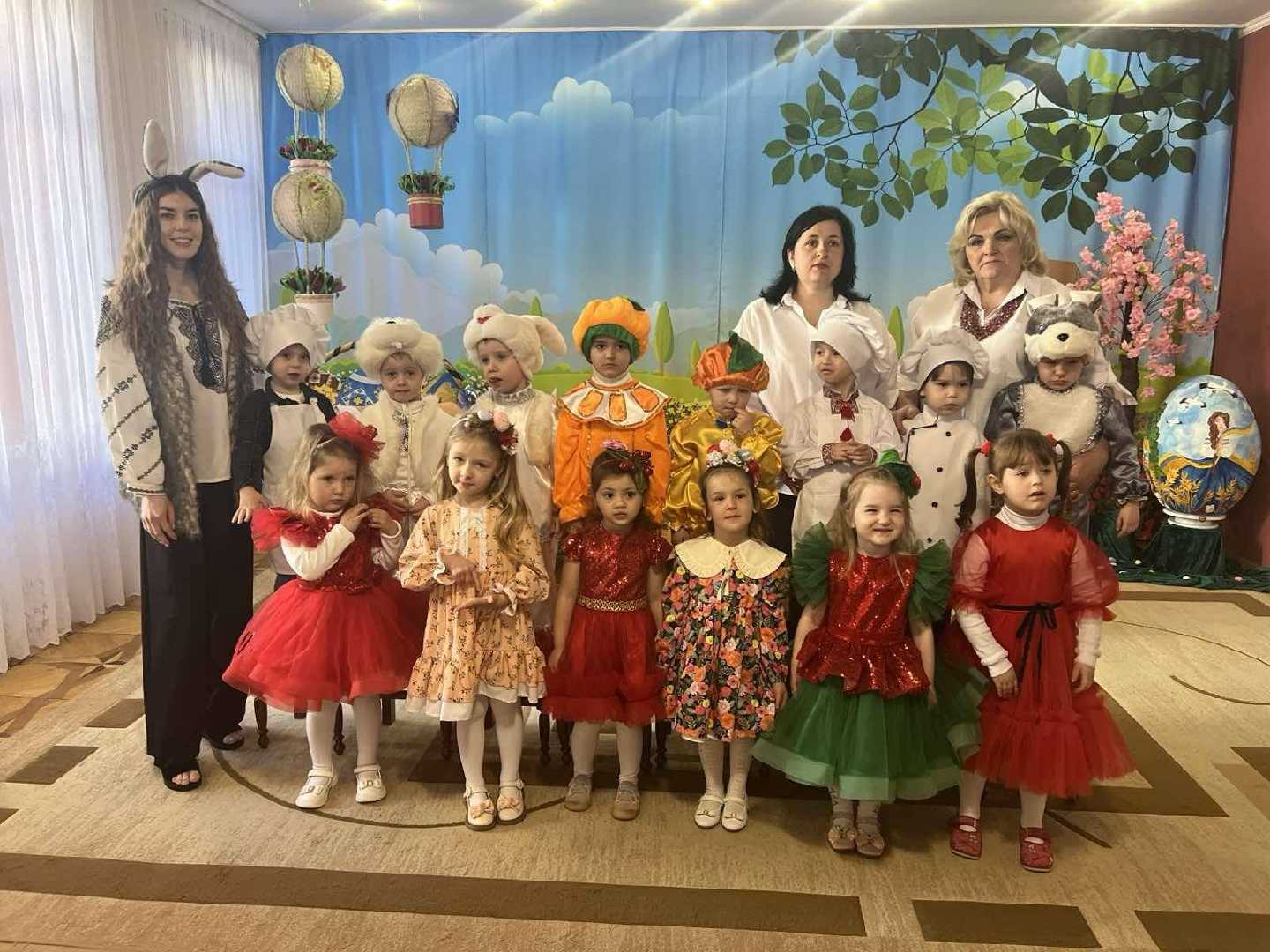 В інклюзивній групі молодшого дошкільного віку 4 вправні зайченята під музично-танцювальні ритми Великодніх пісень випікали духмяну паску (вихователь Наталя Пиптик, асистент вихователя Марта Руда))