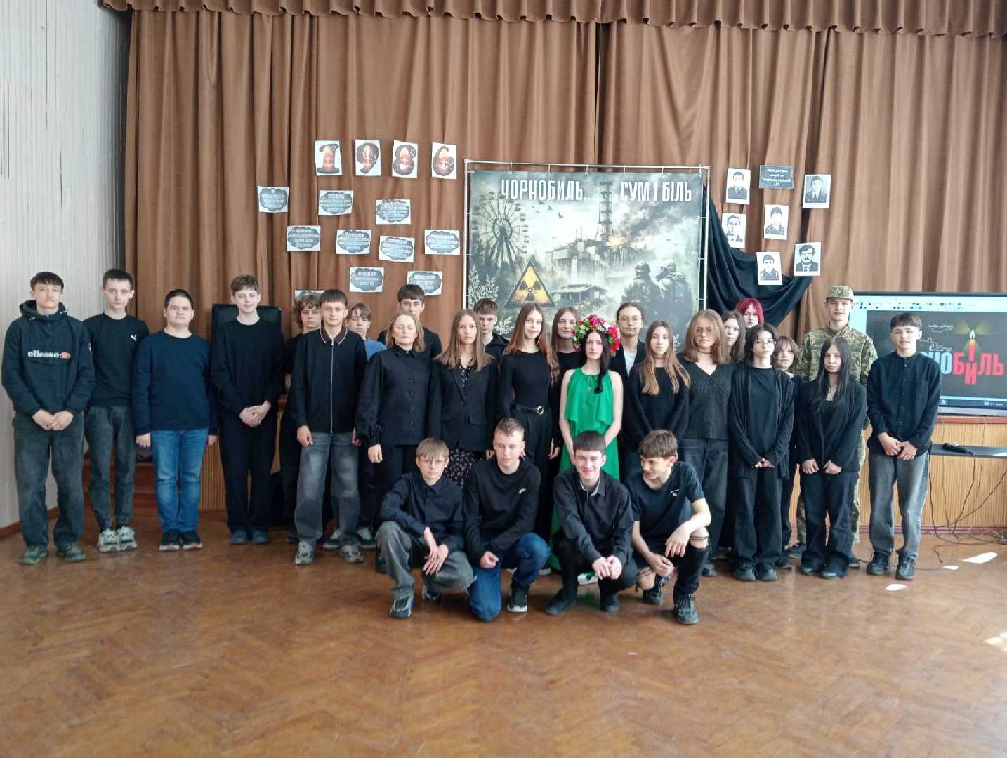 Захід до 40-ї річниці аварії на Чорнобильській АЕС підготували учні 8-Б класу (класний керівник Панасюк Ю.Е)