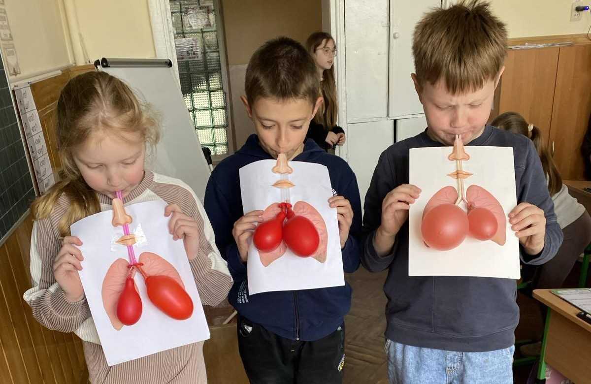 Як третьокласники вивчали будову скелета та роботу легень на практиці