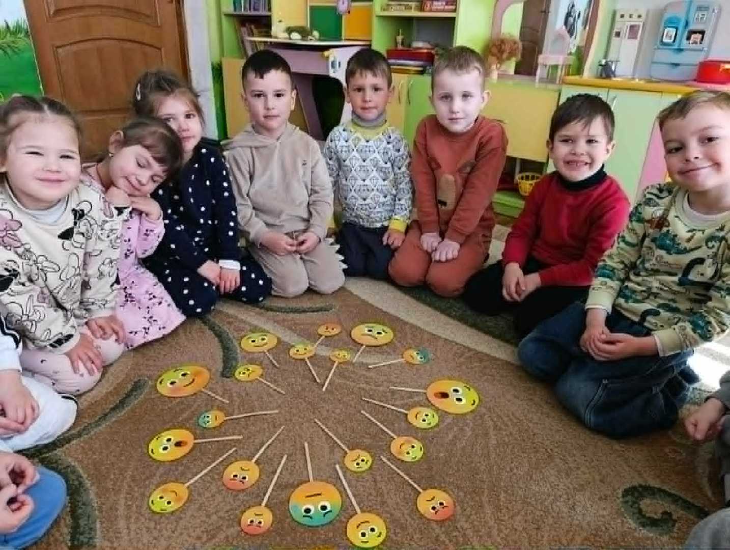 Ранкове коло Вивчаємо емоції з білінгварним підходом  в молодшій групі 6 (вихователі Ольга Гнатів, Оксана Клим)