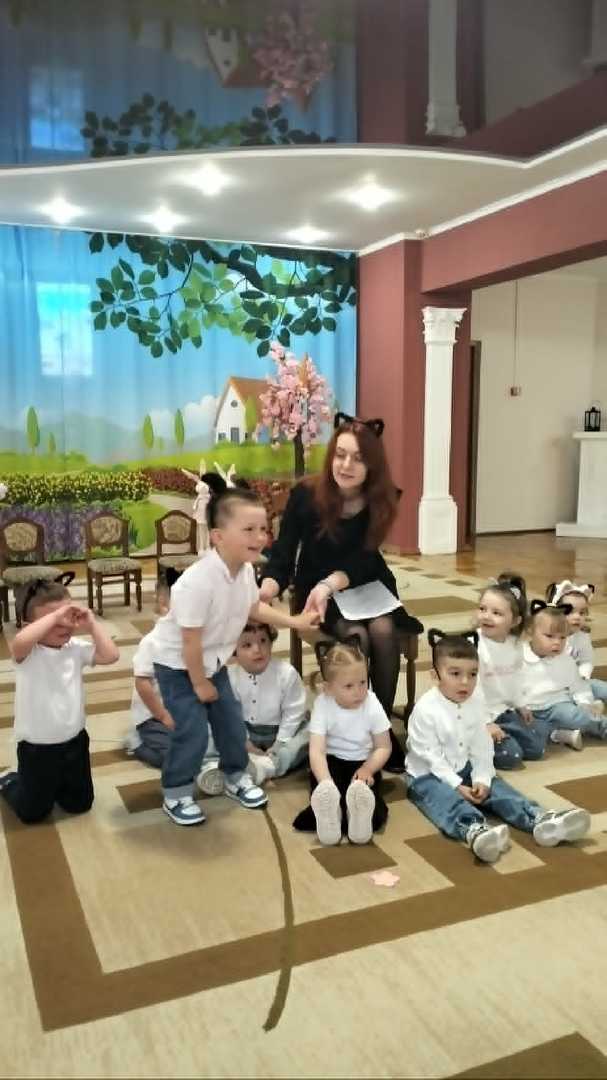 Вихованці групи раннього віку №2 вітали матусь зі святом (вивхователі Олена Танчин, Світлана Сафіян)