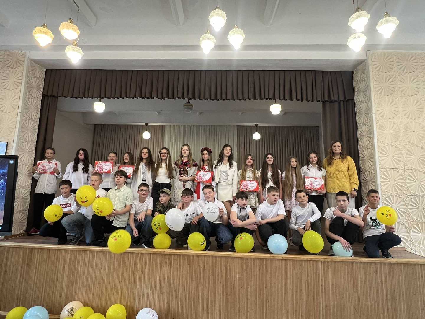 Тепле свято вдячності для найдорожчих матусь від 6-Г класу