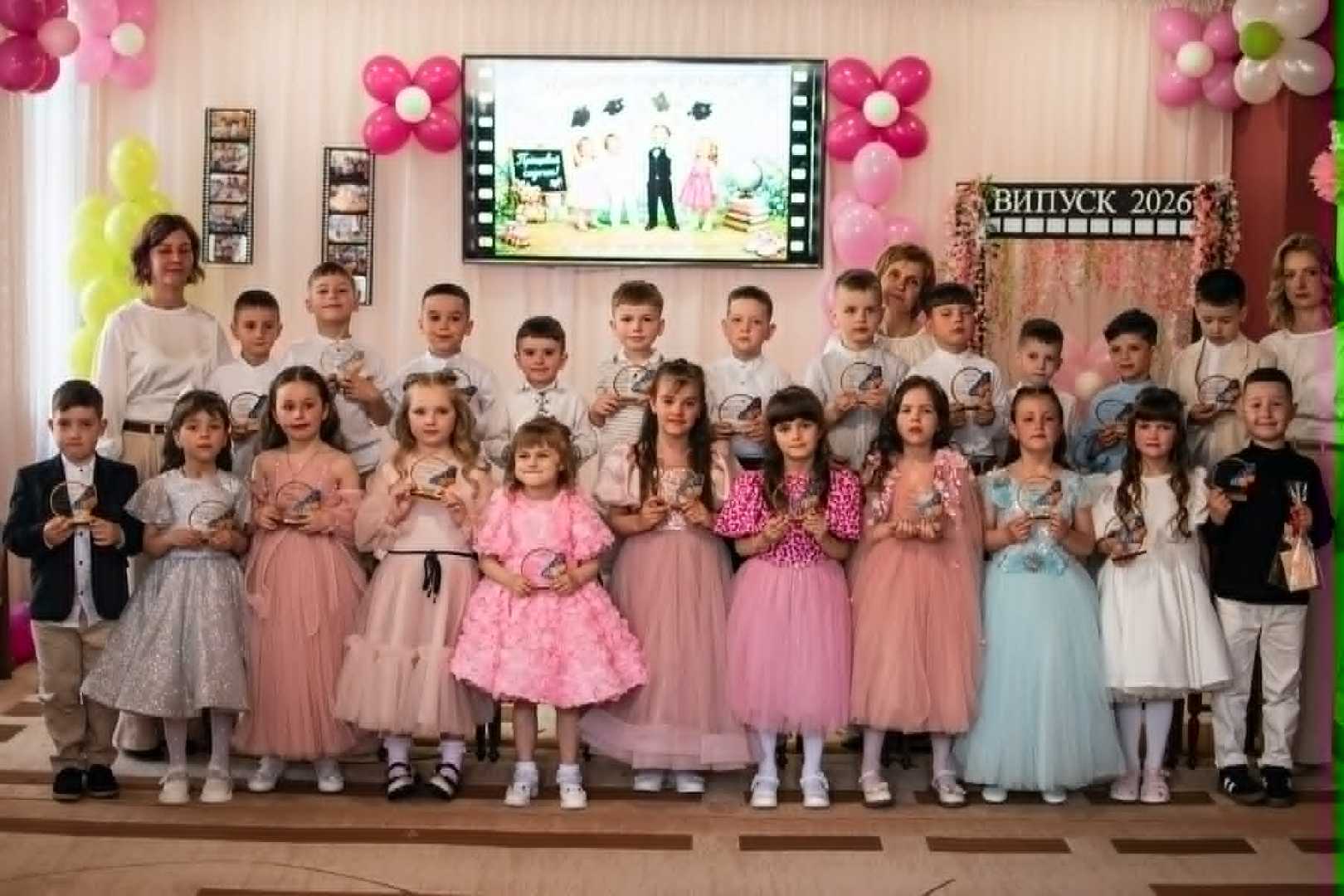 Ніжне і тепле прощання з садочком відбулось в старшій групі  1 (вихователі - Ірина Гузовська, Наталія Мельничук)