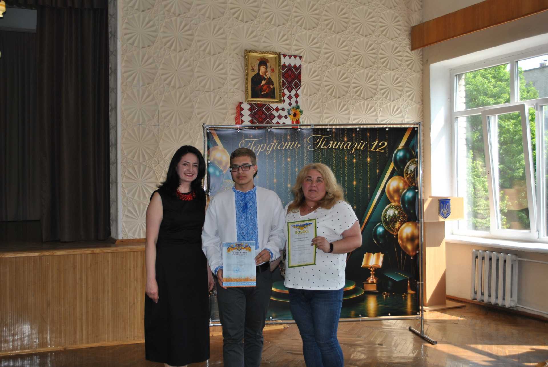 Юні дослідники Всесвіту розгадують таємниці фізики та хімії!