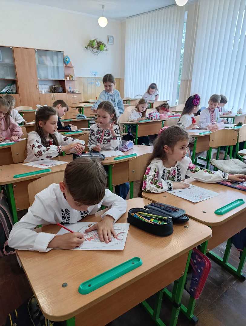 Учні 2-В класу розгадують секрети української вишиванки