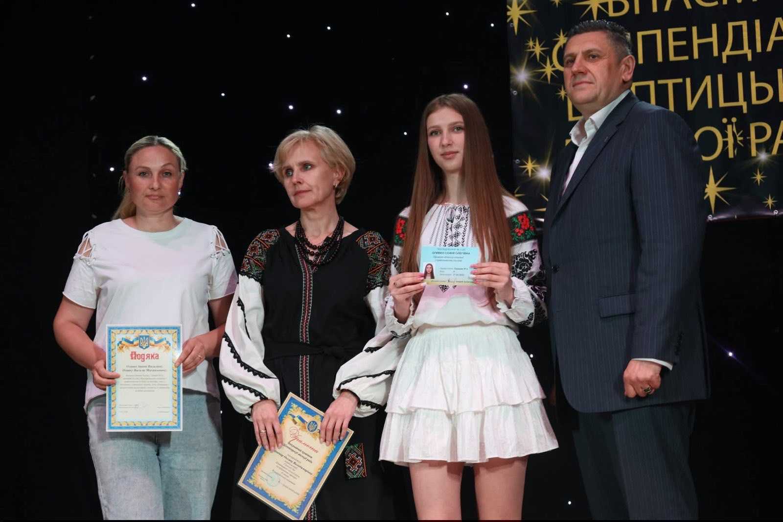 Щиро вітаємо Оливку Софію, ученицю 9-А класу, зі здобуттям почесного звання стипендіатки Шептицької міської ради