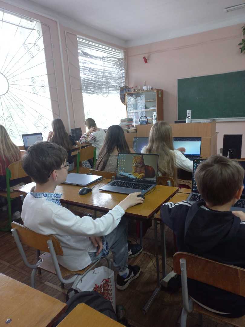 Голос кожного важливий: беремо участь в опитуванні проєкту DECIDE!