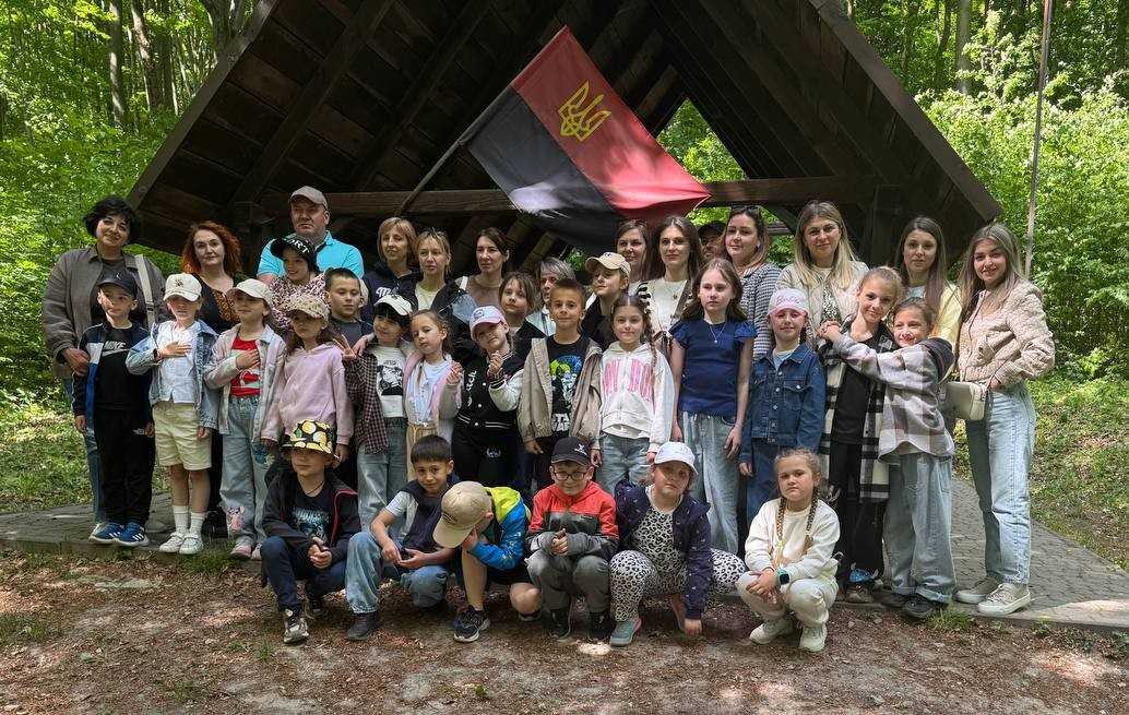Учні 2-А класу доторкнулися до повстанської історії у лісовій криївці на Гавареччині