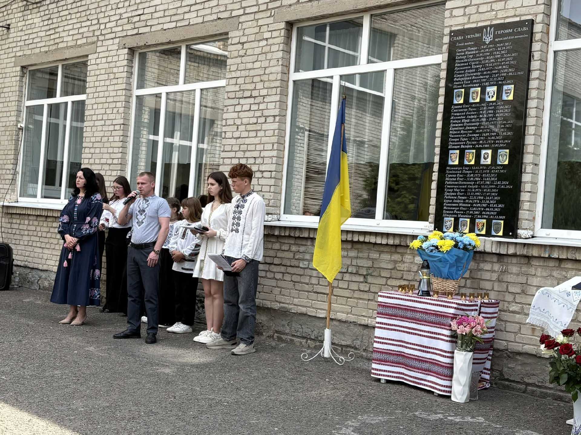 Символ незламності та вічної вдячності полеглим випускникам відкрили на фасаді гімназії