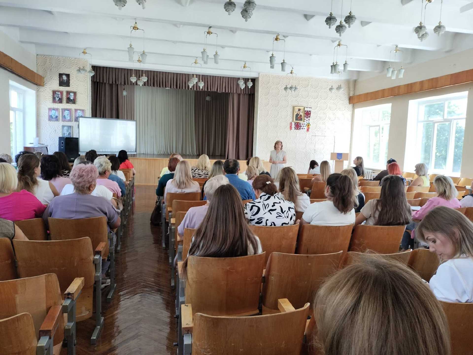 Традиції та інновації стали основою щорічного звіту керівника Гімназії №12