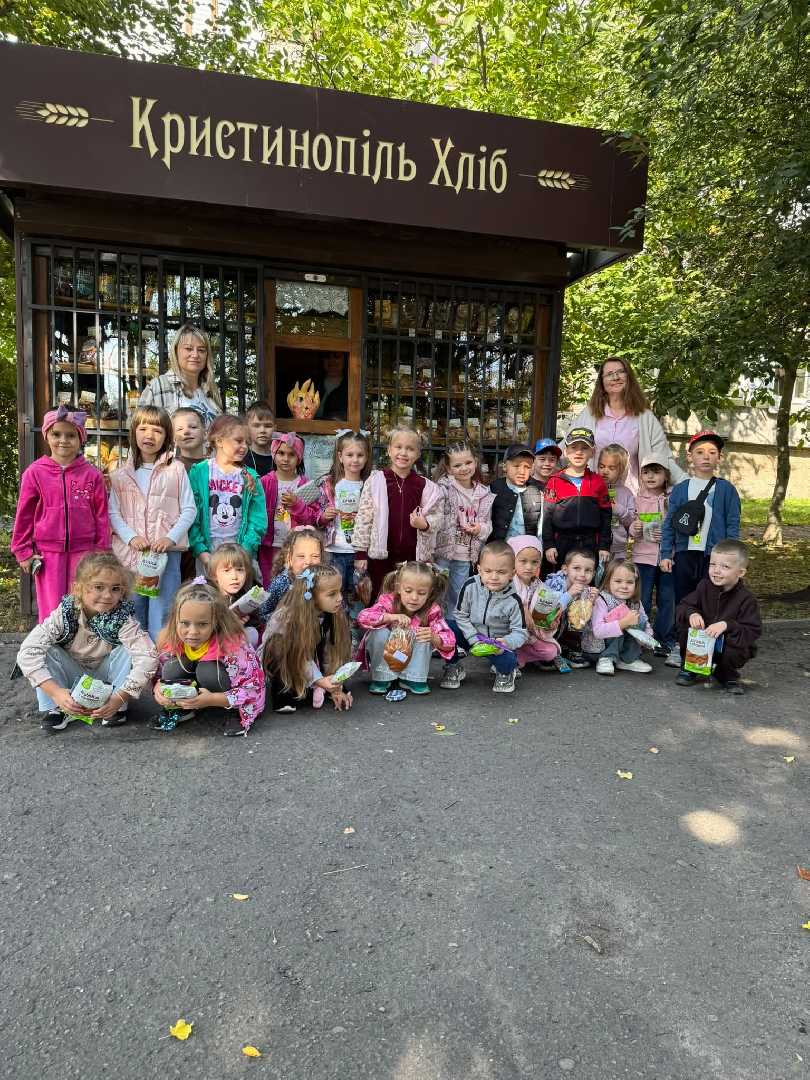 Старші дошкільнята та Афлатунчик на екскурсії: шлях хліба від печі до прилавка!