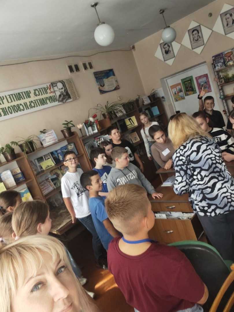 Шкільна бібліотека гостинно зустріла нових читачів з 5-Г класу
