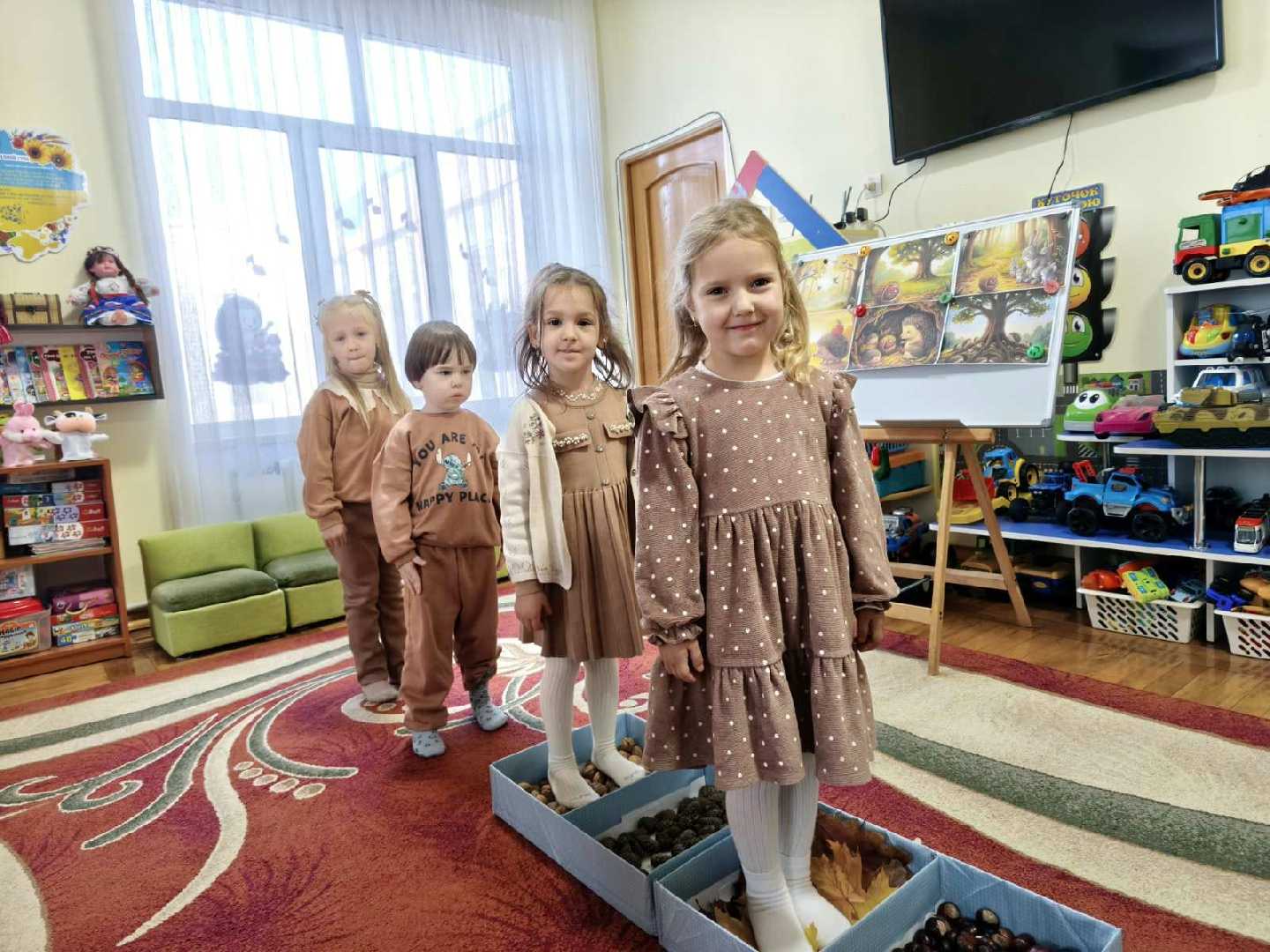Завершуємо наш Осінній кольоровий тиждень з Нехворійком коричневим днем з веселим Каштанчиком