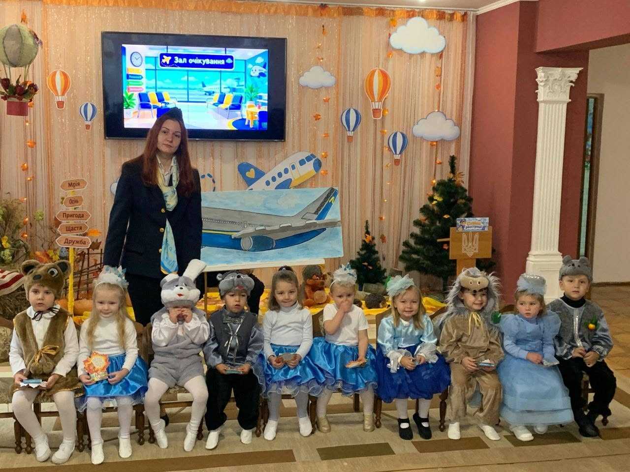 У молодші групі  №2 відбулося свято - подорож на літаку «Мрія» до осіннього краю (Музичний керівник Світлана Саноцька)