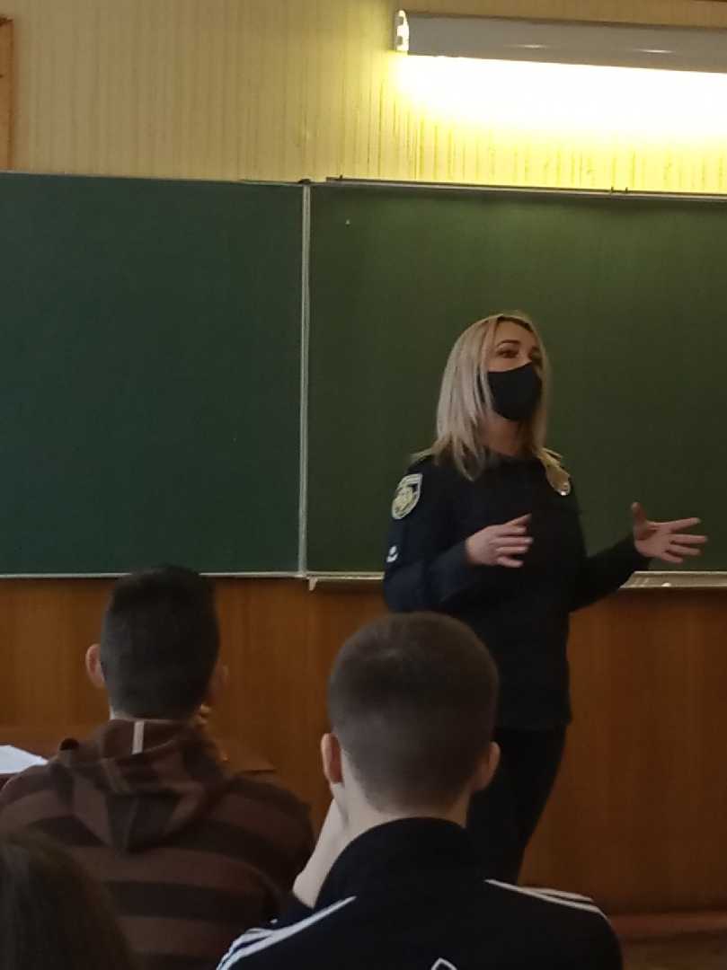 Виховний захід у 9-В класі: зустріч з майором поліції