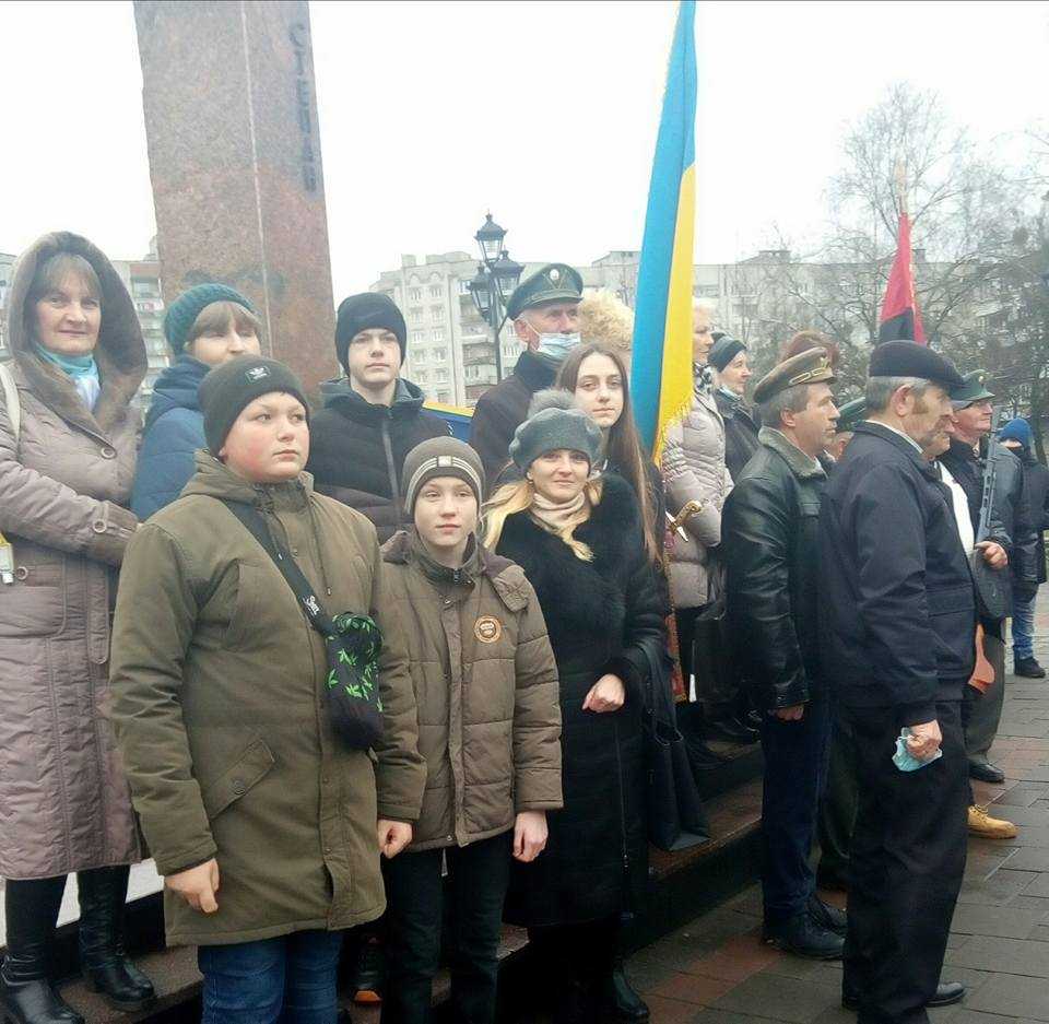 Покладання квітів борцеві за волю України Степану Бандері