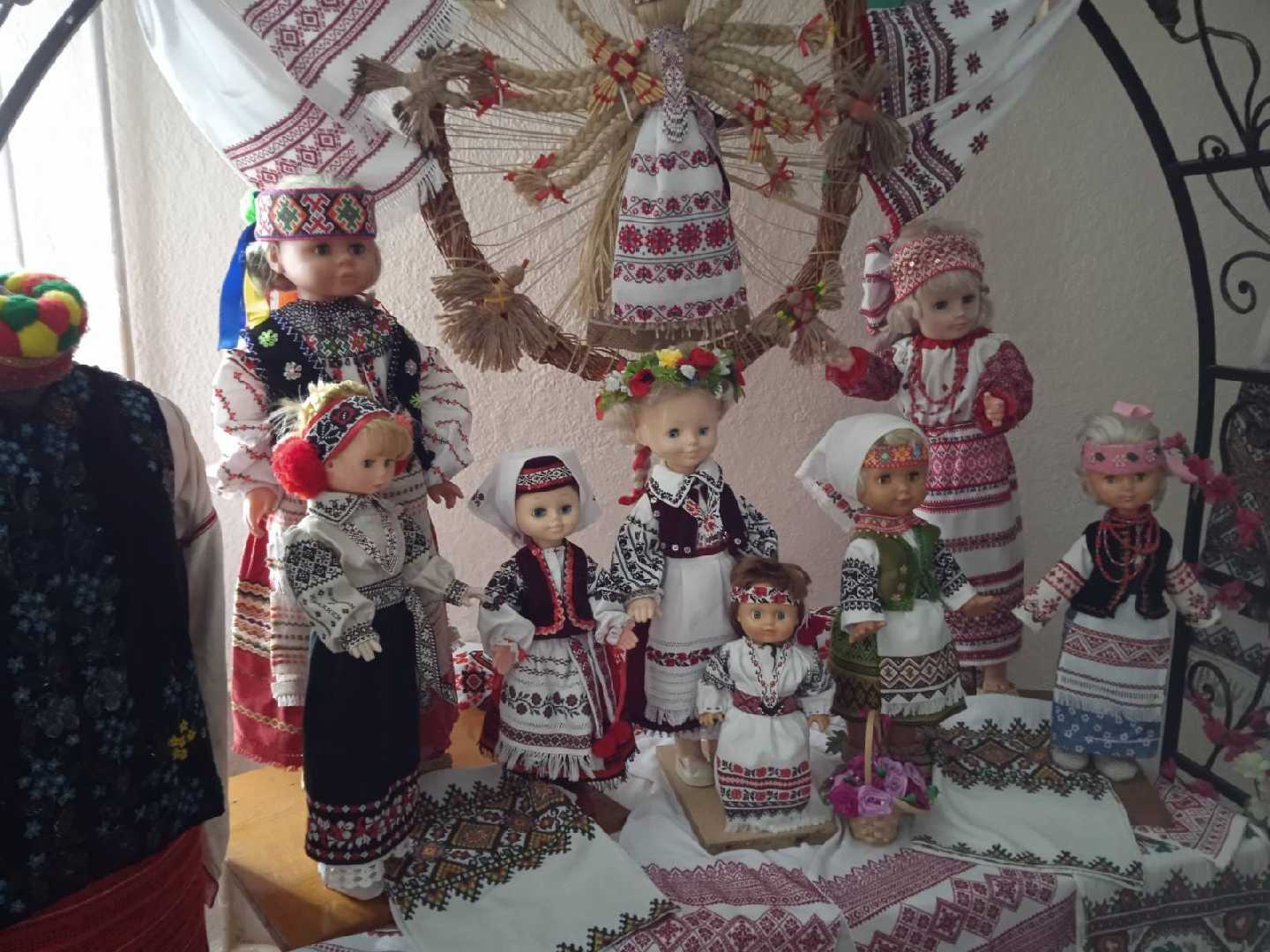 Святкова виставка до Дня вишиванки