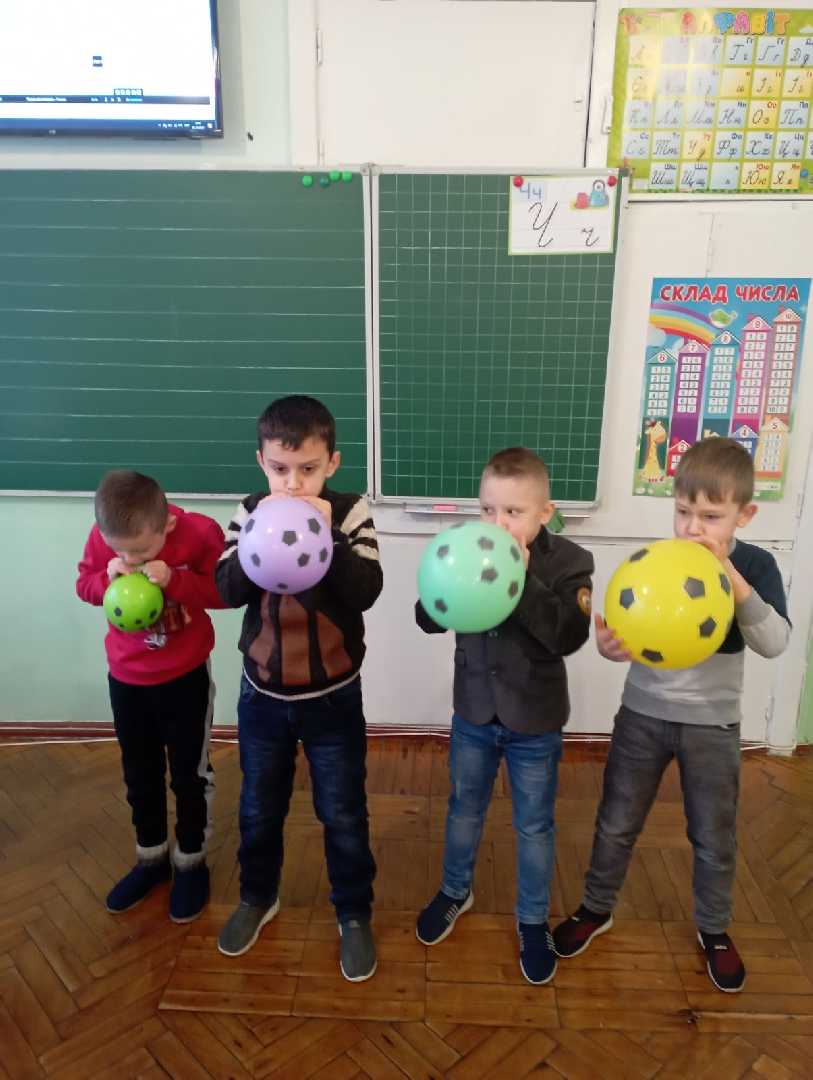 У кожному класі лунали привітання з Днем збройних сил України.