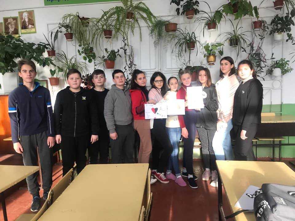 1 грудня  -  Всесвітній день боротьби зі СНІДом.  У 6 і 8 класах  проведено уроки-застереження  ,,Не дай СНІДу шанс