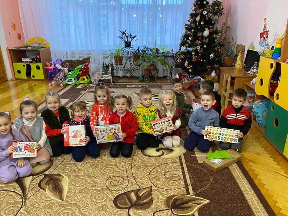 19 грудня, хоч і вихідний, але до наших малят теж завітав Миколай