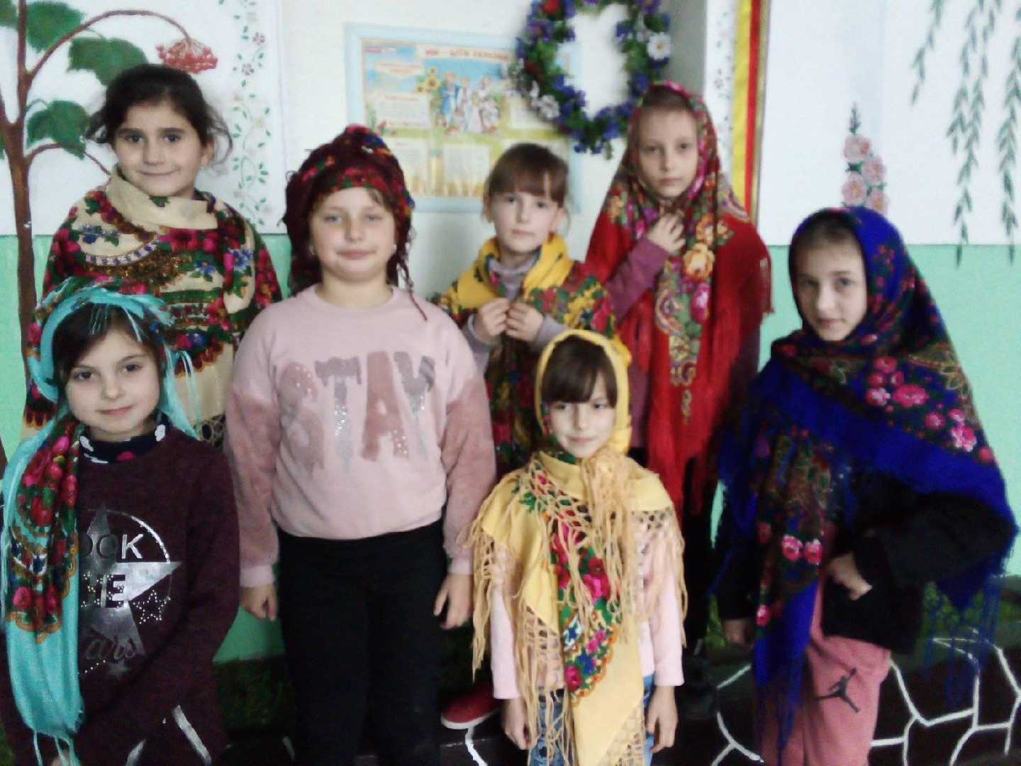 Відроджуємо, поважаємо, пропагуємо наші традиції. Не цурайтесь хусток дівчата. Що ж ви носите тільки шапки? На хустки Україна багата. І цвітуть ще на них бережки.