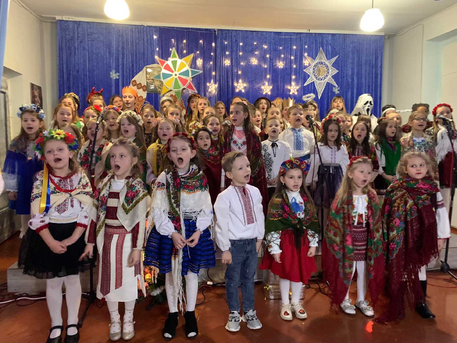  «Різдвяна коляда» у зразковому вокальному колективі « Веселі нотки»