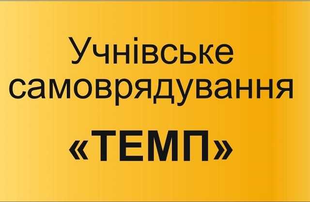 Гостинно відчиняє двері кабінет 