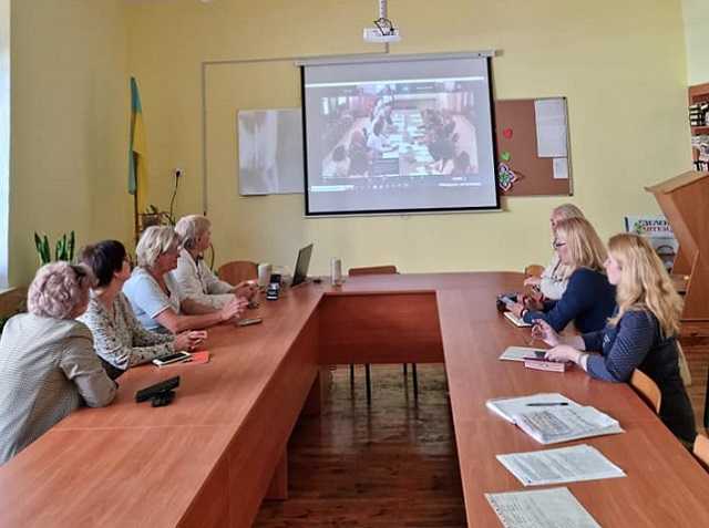 Вчителі-філологи взяли участь у засіданні круглого столу