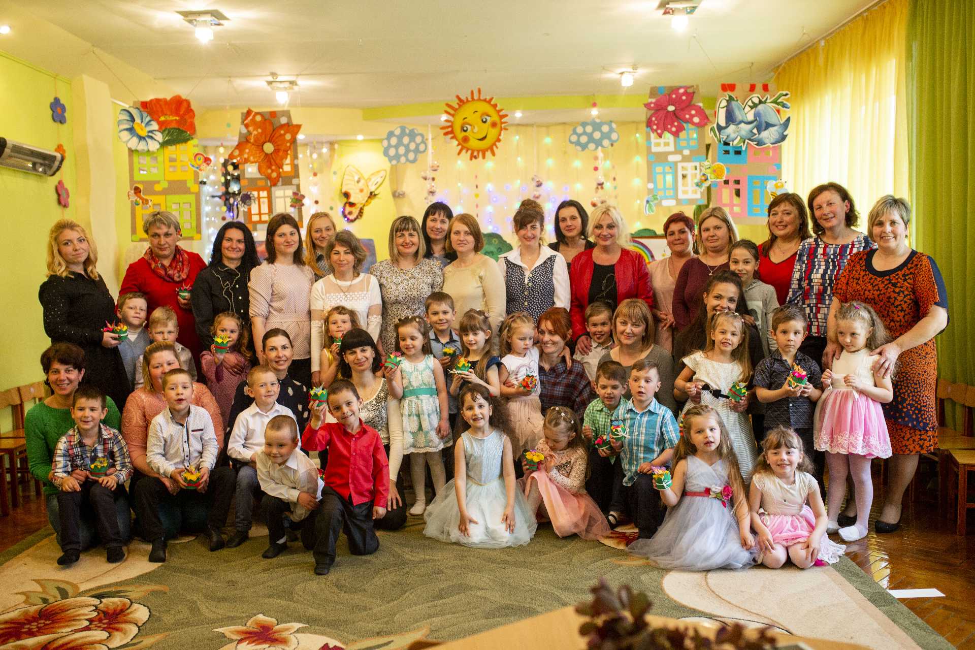 У нашому садочку, діти наче у віночку.