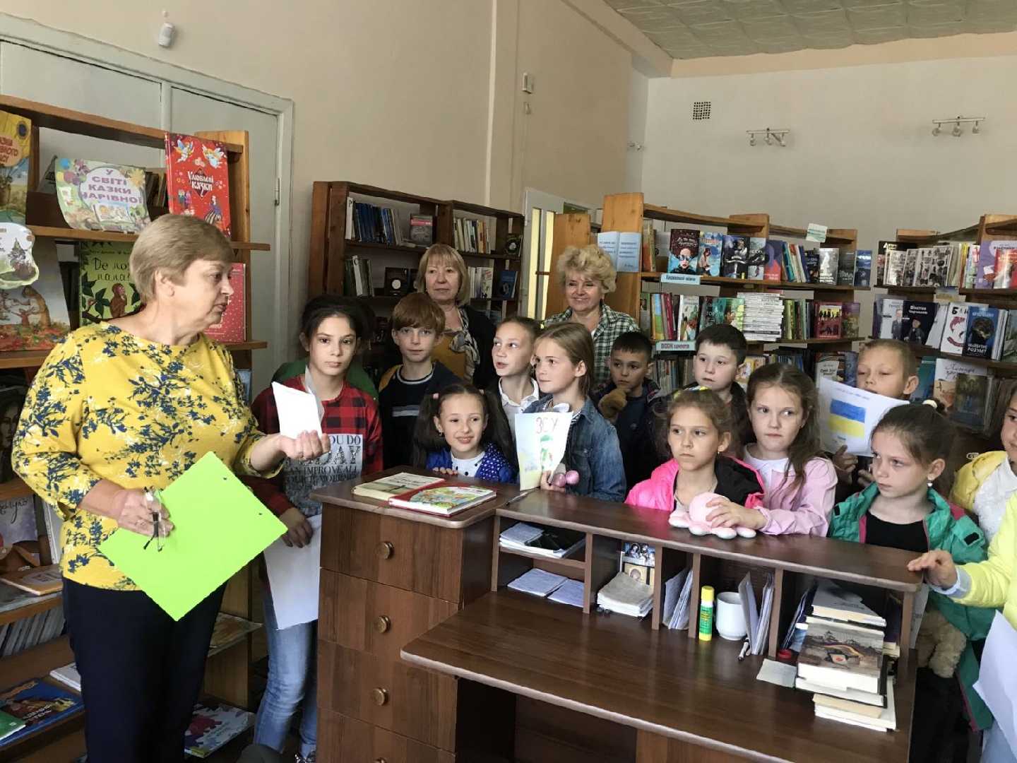 Теплого осіннього, сонячного дня 08.09.22р. учні 4-В класу відвідали центральну бібліотеку нашого міста.