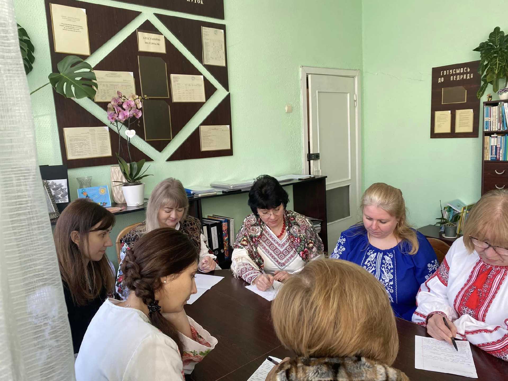 Сьогодні працівники нашої школи, батьки учнів доєдналися до написання радіодиктанту національної єдності