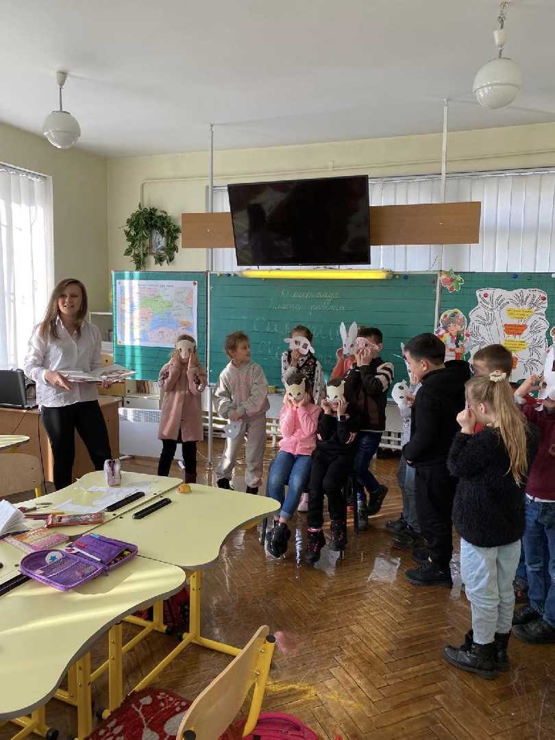  У Початкову школу № 11  завітала Червоноградська письменниця, дитяча казкарка Ірена Яніцька.