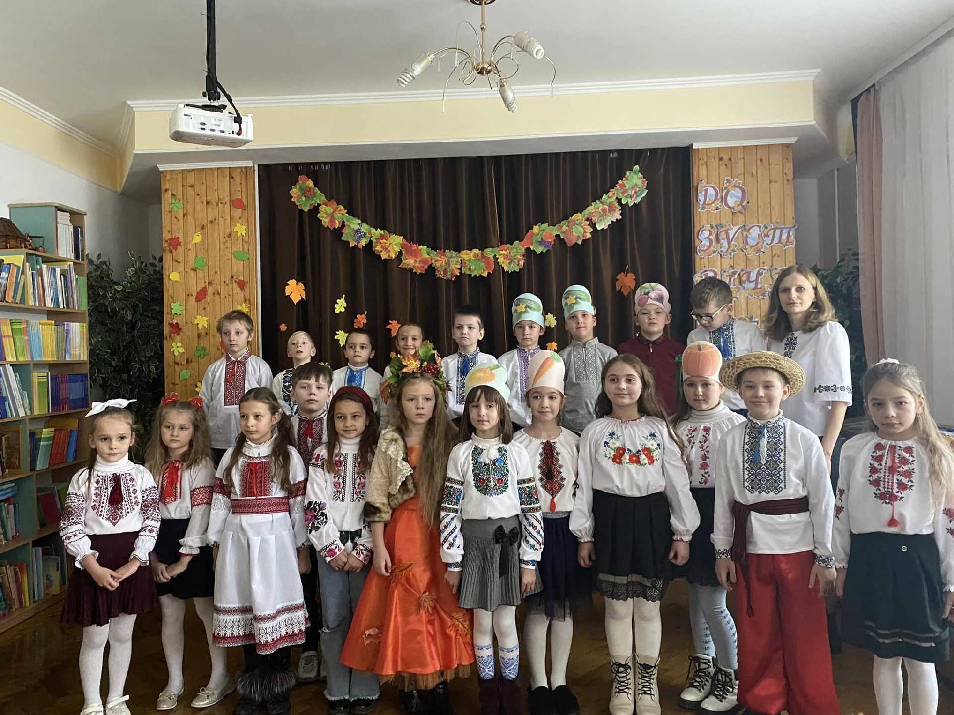 Попрощалися з різнобарвною , щедрою порою року Осінню.