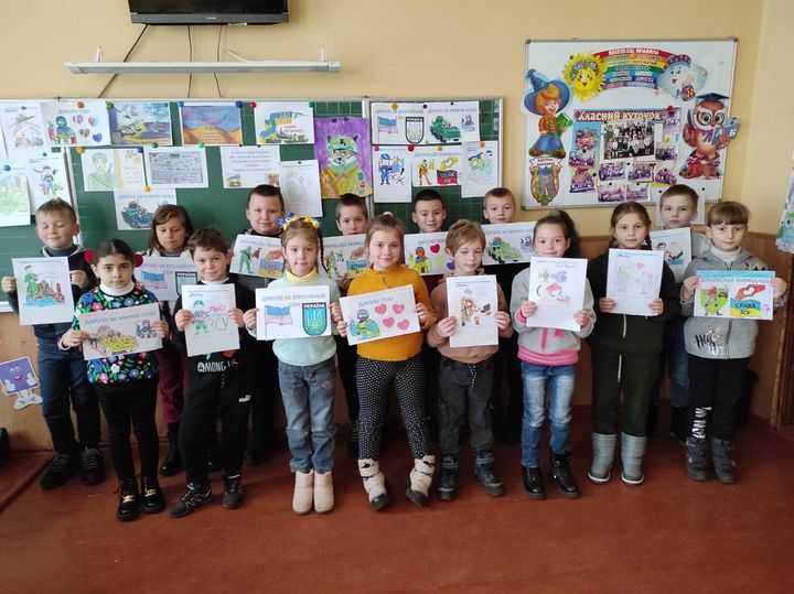 Учні 2 класу вітають з Днем Збройних Сил України.