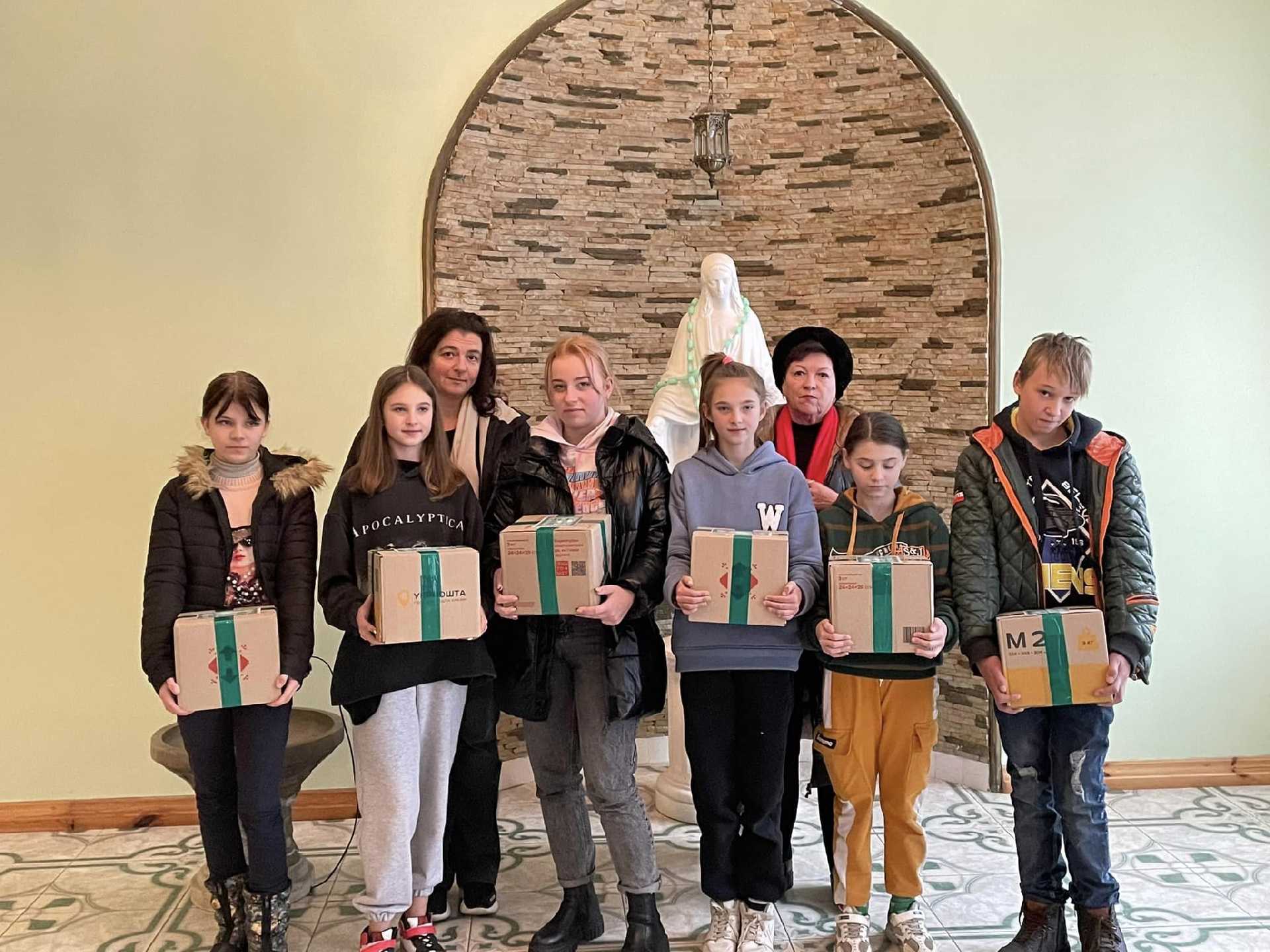 Подарунки школярам від благодійного фонду Ренати Меркле