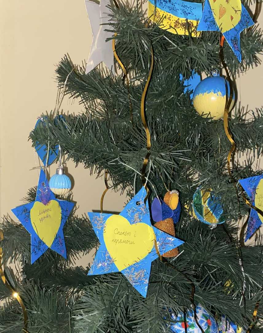 Цього року символ нового року Переможний! Його прикрасили школярі патріотичними іграшками виготовленими власноруч.