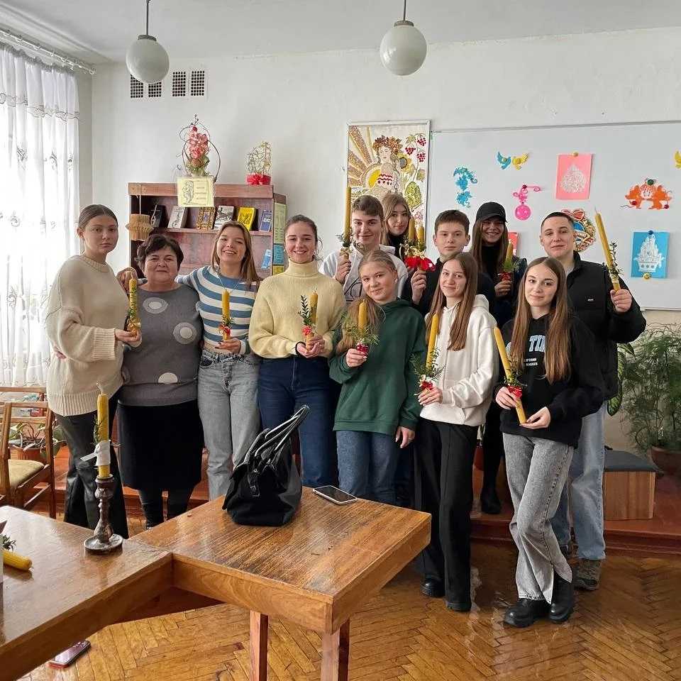 Виготовлення воскових свічок до Святої вечері