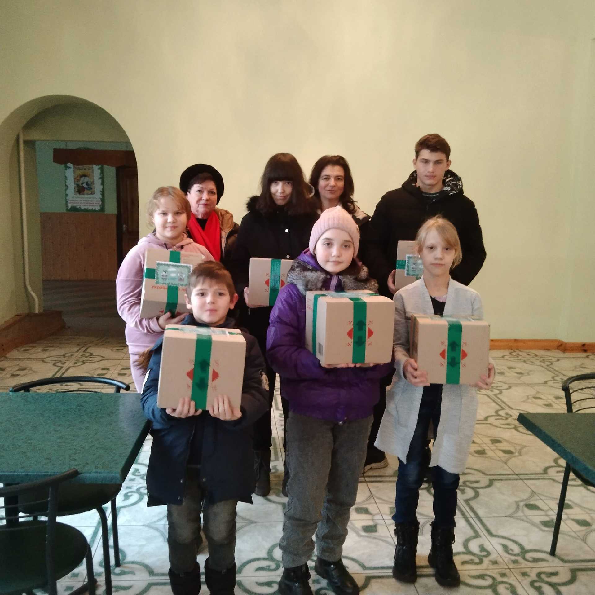 Подарунки школярам від благодійного фонду Ренати Меркле