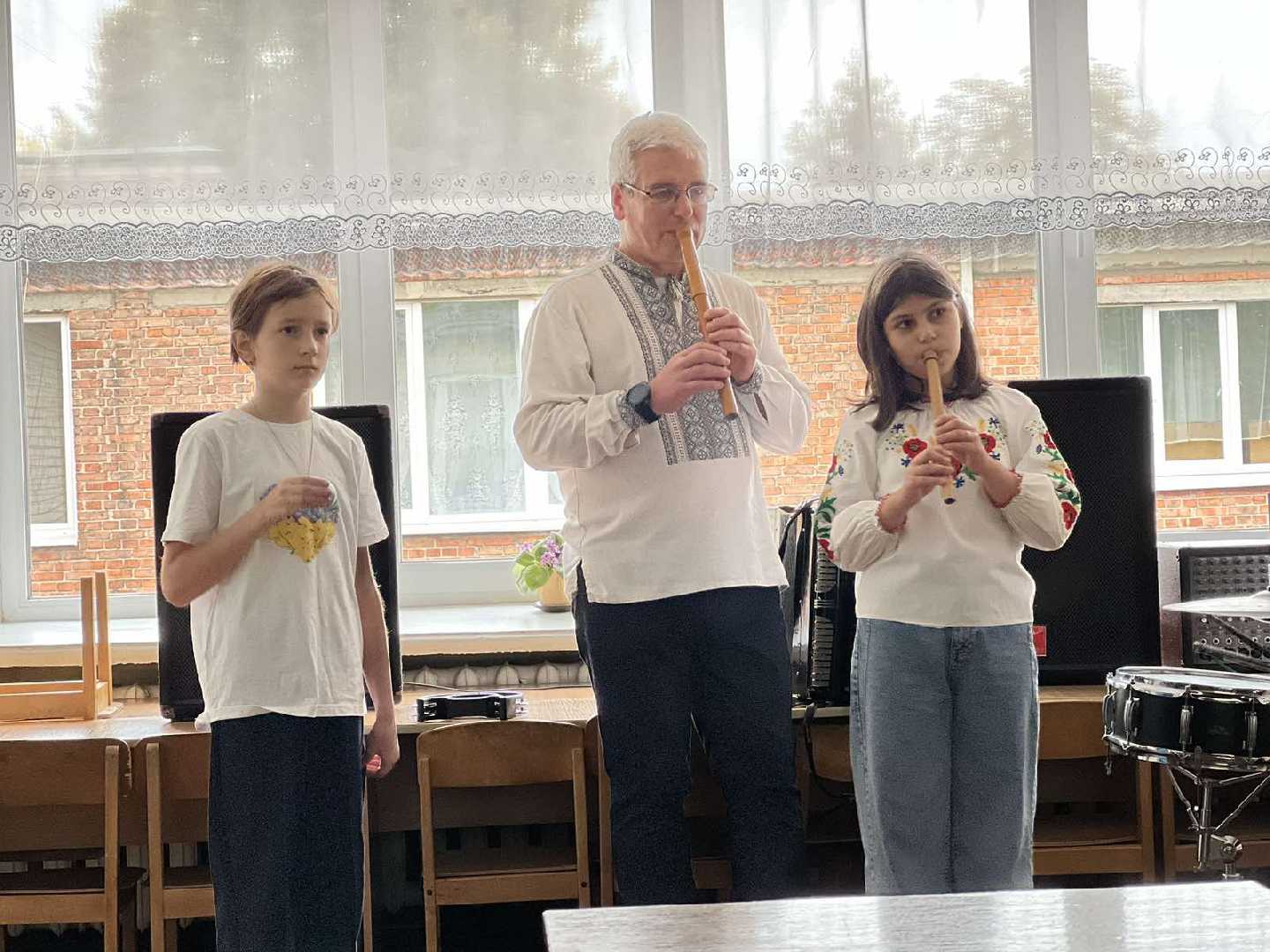Музичне привітання до дня вчителя від Валерія Чобоняна та вихованців гуртка 